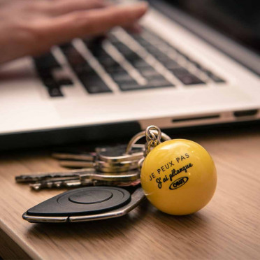 Porte-clé Obut Jaune "Je peux pas j'ai pétanque" 1